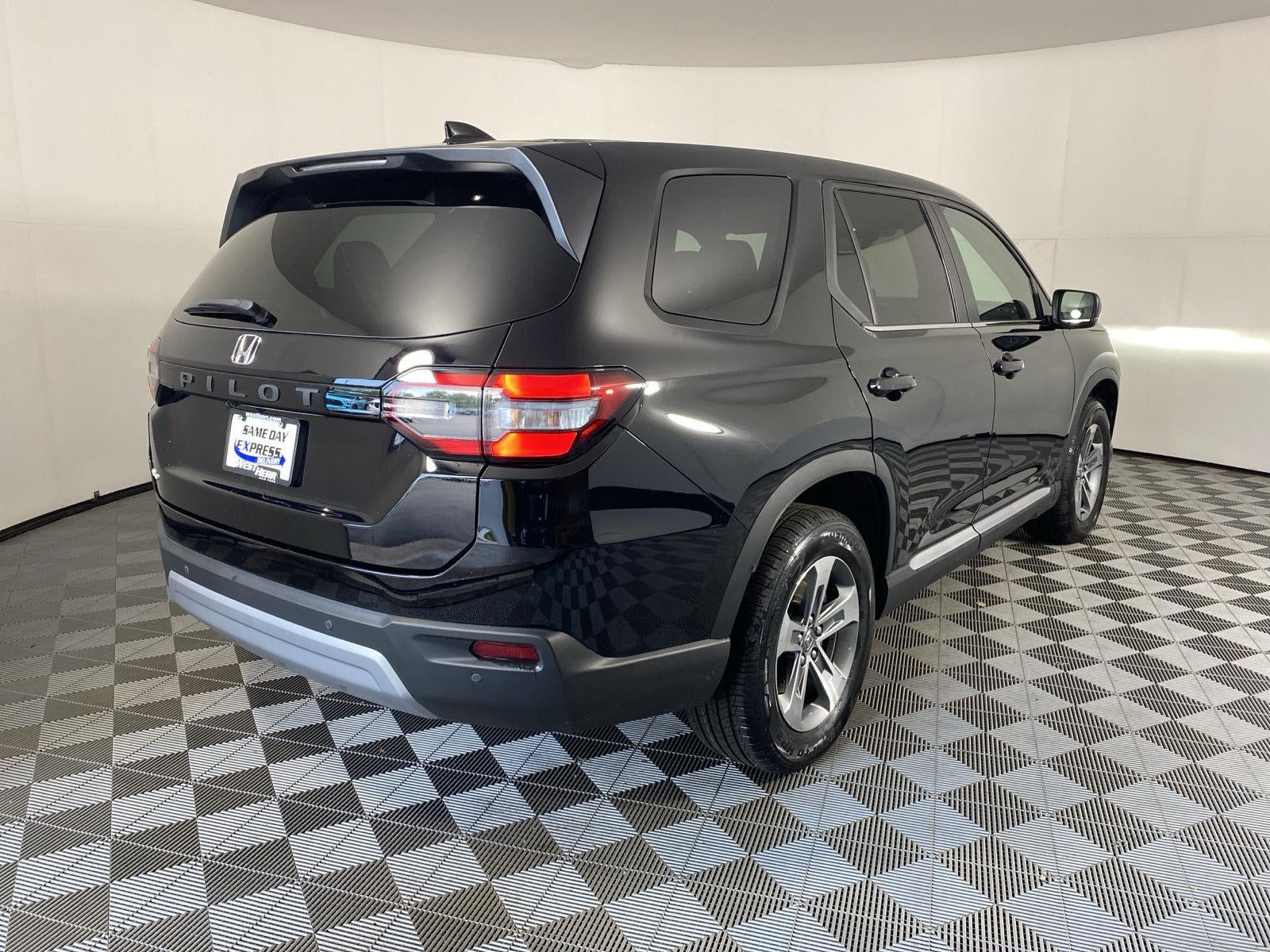 2023 Honda Pilot EX-L w/Rear Captain's Chairs
