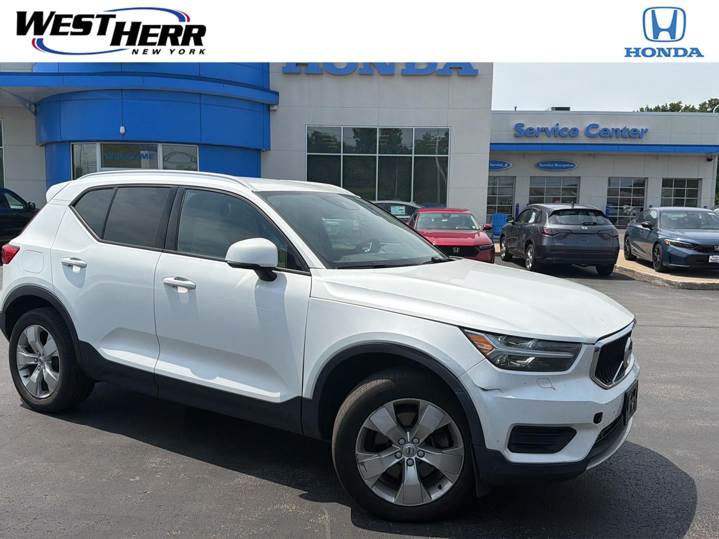 2022 Volvo XC40 Momentum