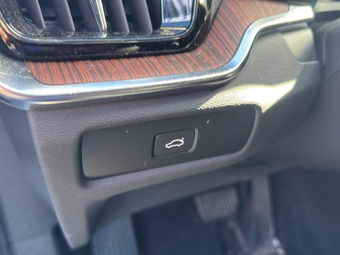 2024 Volvo S60 Plus Dark Theme