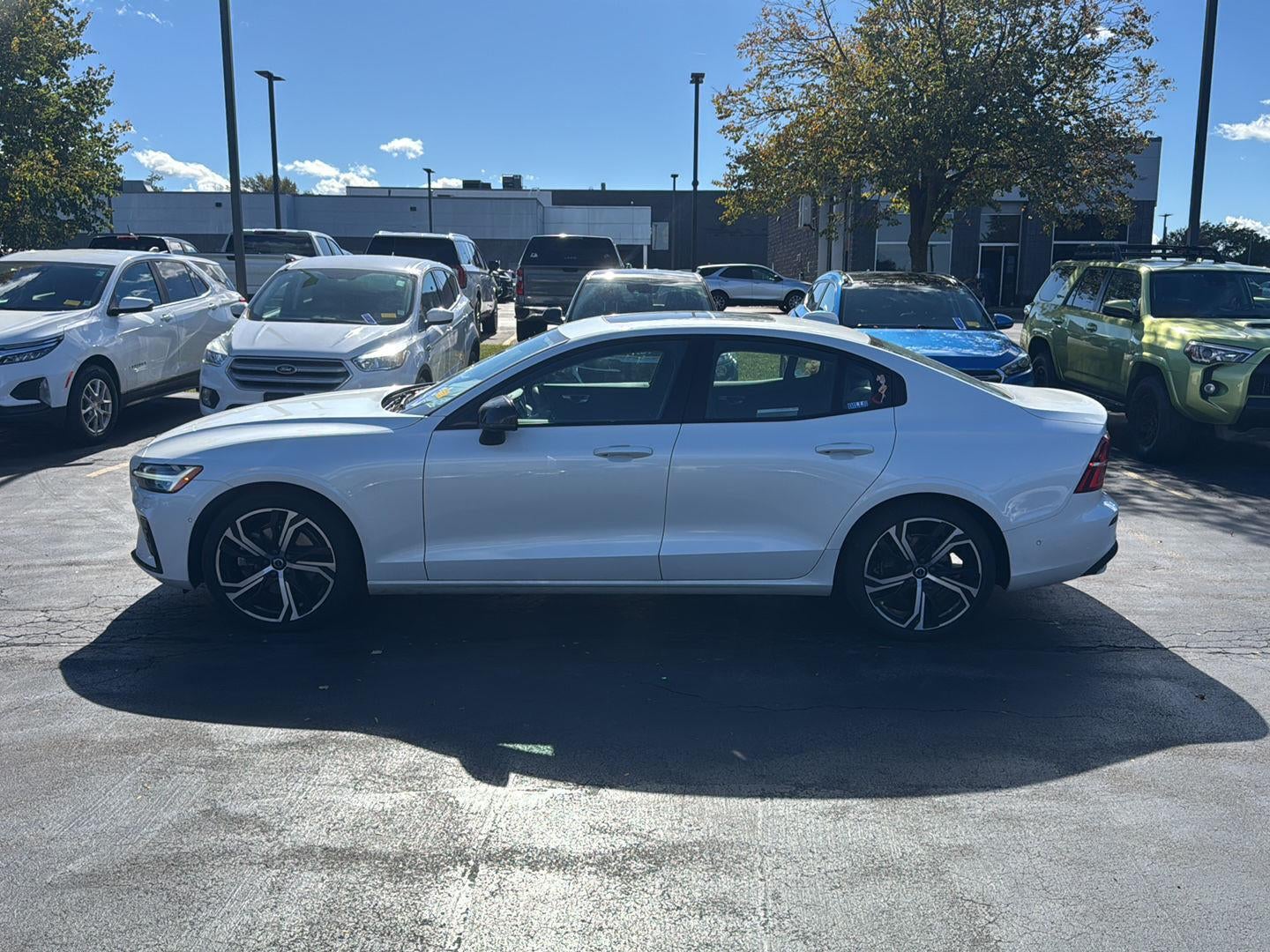 2024 Volvo S60 Plus Dark Theme