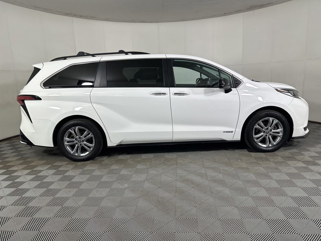 2021 Toyota Sienna XSE 7 Passenger