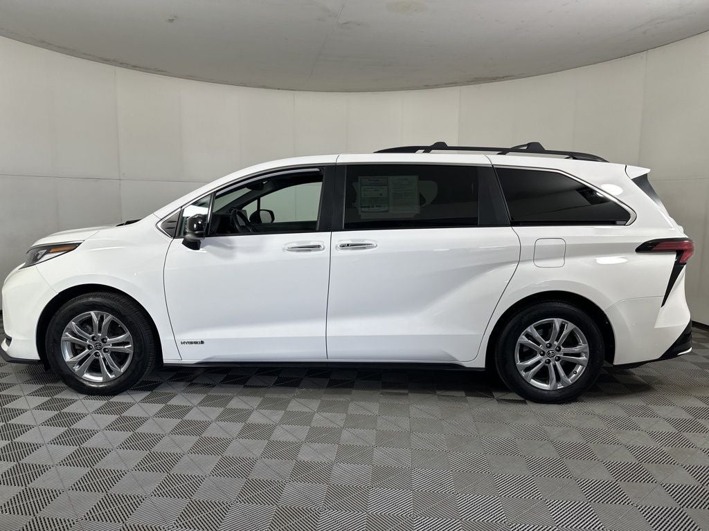 2021 Toyota Sienna XSE 7 Passenger