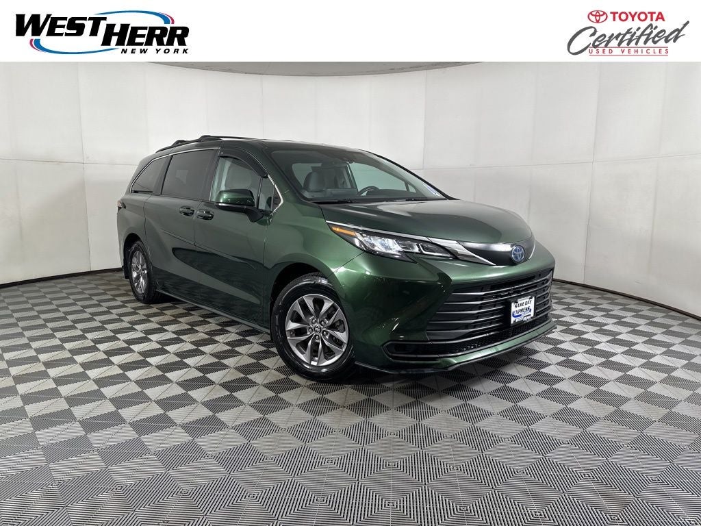 2022 Toyota Sienna LE 8 Passenger