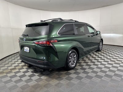2022 Toyota Sienna LE 8 Passenger