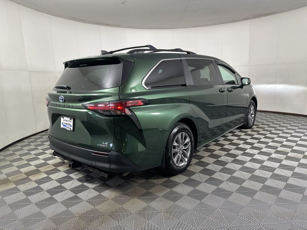 2022 Toyota Sienna LE 8 Passenger