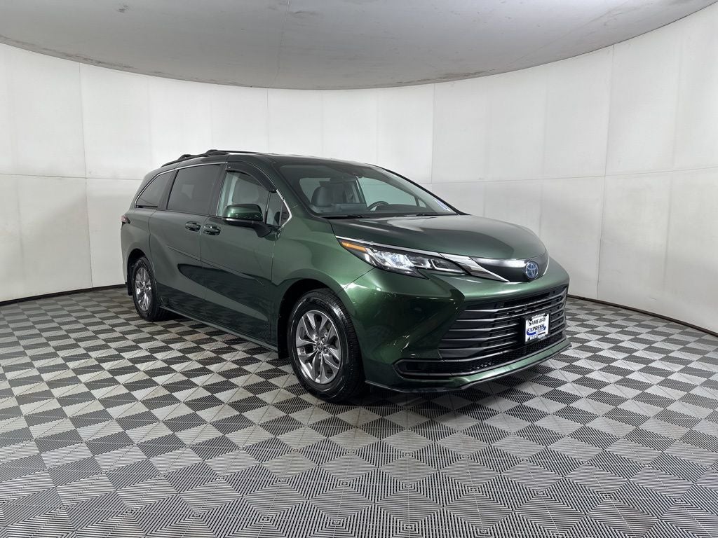 2022 Toyota Sienna LE 8 Passenger
