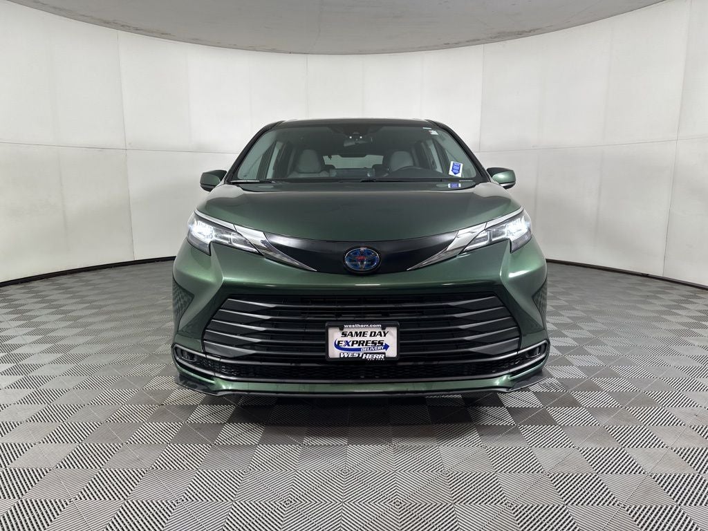 2022 Toyota Sienna LE 8 Passenger