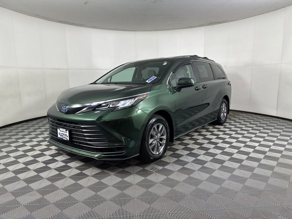 2022 Toyota Sienna LE 8 Passenger