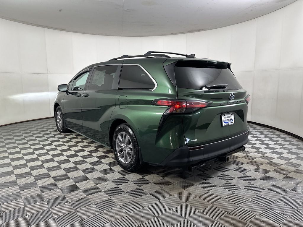 2022 Toyota Sienna LE 8 Passenger
