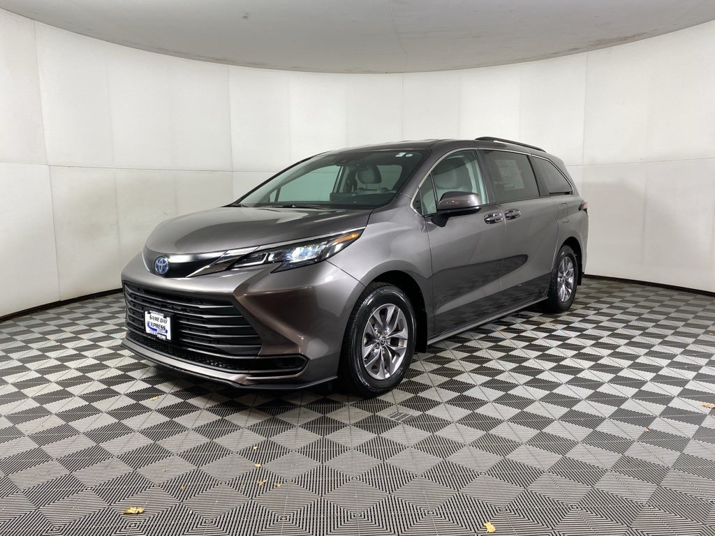 2024 Toyota Sienna LE 8 Passenger