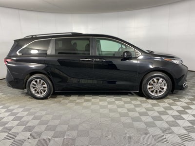 2023 Toyota Sienna XLE 8 Passenger