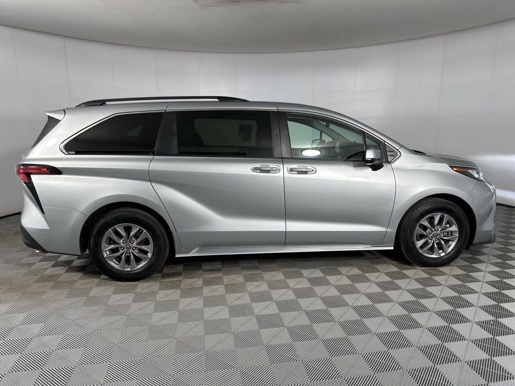 2022 Toyota Sienna XLE 7 Passenger